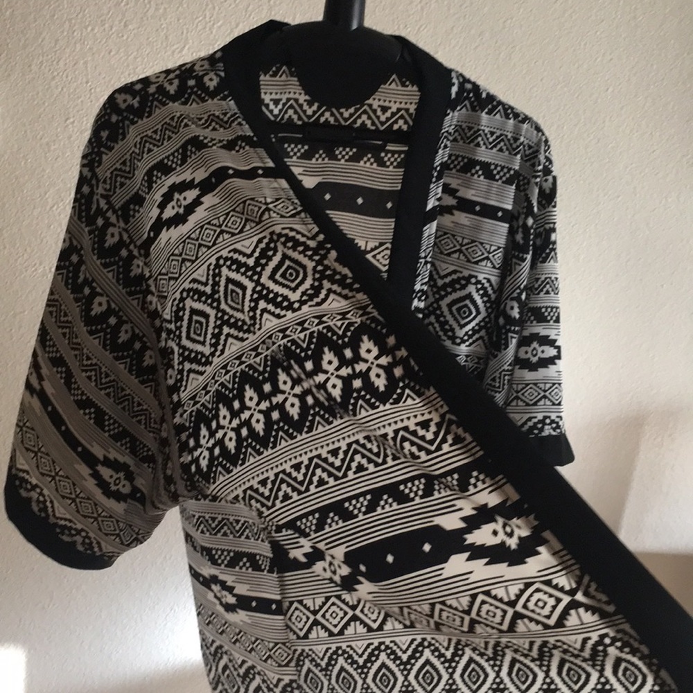 🖤🤍 Monteau Black & White Tribal Print Open Front Kimono Cardigan 🤍🖤